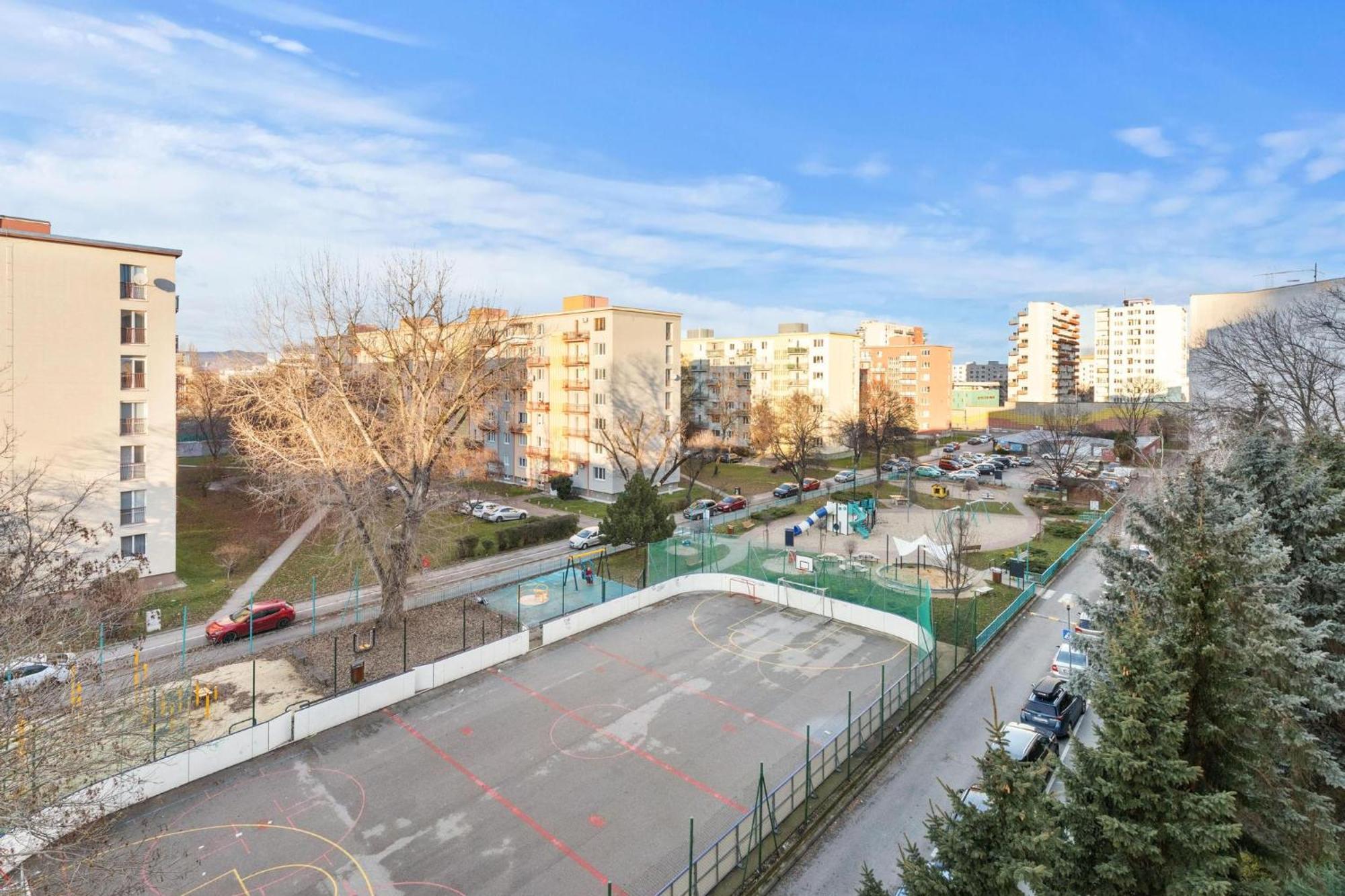 Apartament 20 Minutes From Center W Coffee, Tea, Tv, And Parking *